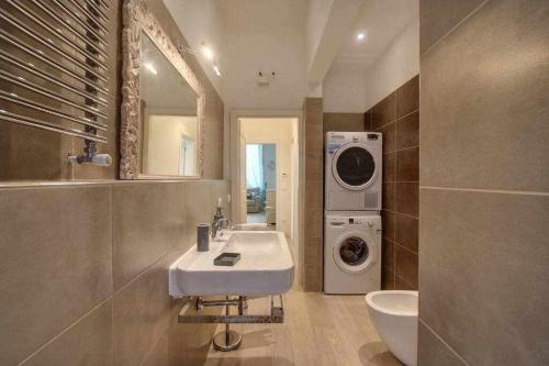 フィレンツェにあるSan marco elegant apartmentのバスルーム(シンク、洗濯機付)