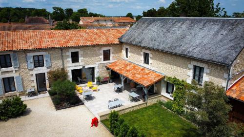 eine Luftansicht eines großen Backsteingebäudes in der Unterkunft AU LOGIS DE BELLEFOIS - Chambres d'hôtes in Neuville-du-Poitou