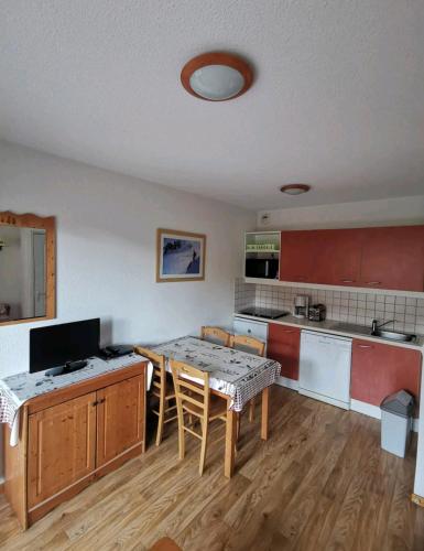 une cuisine avec une table et une salle à manger dans l'établissement Le hameau des écrins, à Narreyroux