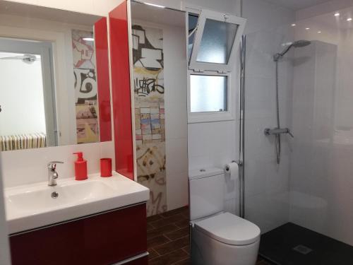 een badkamer met een toilet, een wastafel en een douche bij PLAYA DEL PALO, MIRAMAR in Málaga