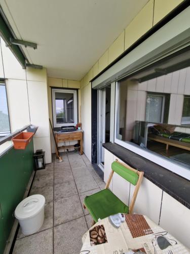 Cette petite chambre dispose de toilettes et d'une fenêtre. dans l'établissement Apartment mit Balkon, perfekt als Monteurwohnung oder Stundentenwohnung, à Springe