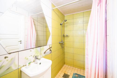 y baño con lavabo y ducha. en Tehumardi Laguun Apartement & Wellness, en Tehumardi