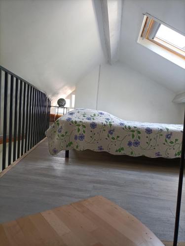 1 dormitorio con 1 cama en una habitación con ventana en Petit havre de paix en La Bréole