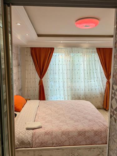 - une chambre avec un grand lit et une fenêtre dans l'établissement Premium Urban Life, à Zaječar