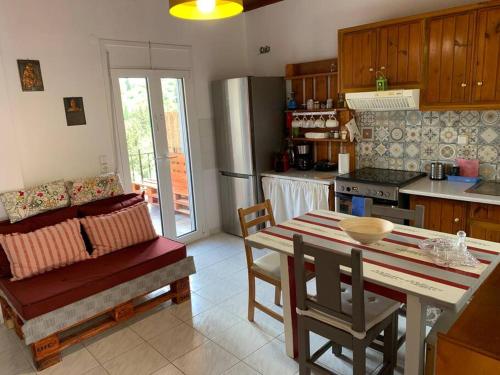 una cucina con tavolo e divano in una camera di KONTI VILLA a Kondáraina