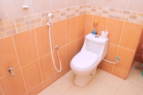 Un baño con un inodoro blanco en una habitación. en Home Away from Home, en Mombasa