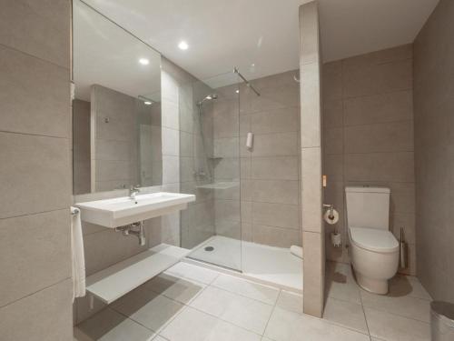 ein Bad mit einem WC, einem Waschbecken und einer Dusche in der Unterkunft Apartamento vacacional Bronze Playa 330 in San Bartolomé de Tirajana