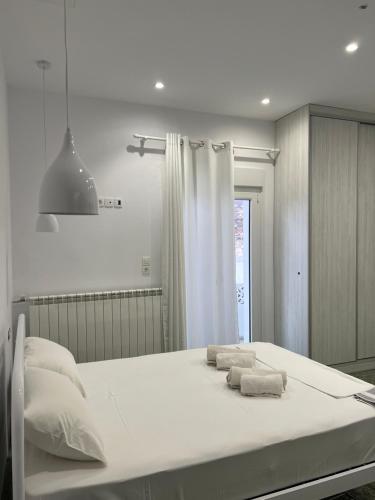 sypialnia z dużym łóżkiem z ręcznikami w obiekcie Sofia Studios Town w mieście Naksos