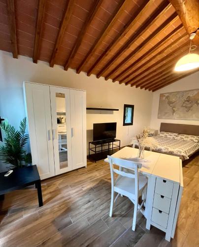 - un salon avec une table et un lit dans l'établissement La Casina, à L'Ugolino
