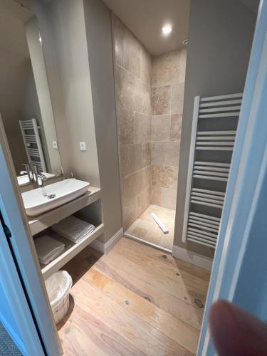 une salle de bain avec une douche, des toilettes et un lavabo dans l'établissement Manoir de la Prise Tarot, à Bagnoles-de-l'Orne