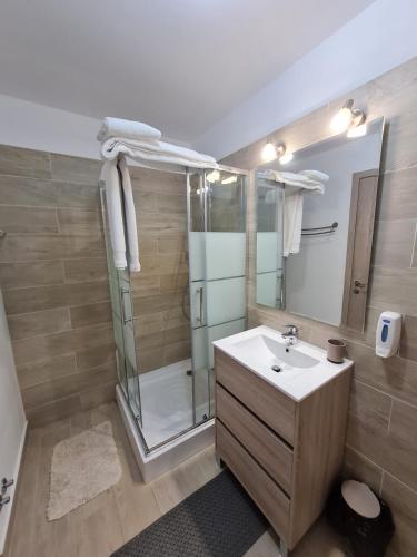 a bathroom with a sink and a shower at Matteo 2 Apartments Marina Surf Residence, Mamaia Nord - Năvodari,1 vedere frontala,2 cu vedere laterala la mare in Năvodari