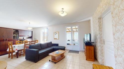 un salon avec un canapé et une table dans l'établissement La Dolce Vita proche des plages, à Saint-Hilaire-de-Riez