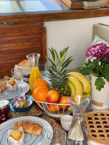 Đồ ăn tại/gần thuyền