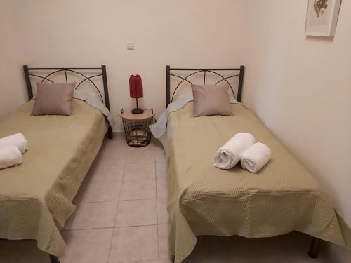 dos camas sentadas una al lado de la otra en una habitación en Villa Marilena en Nafpaktos