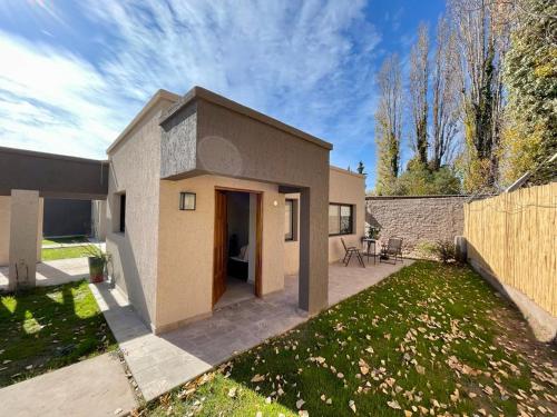 a small house in a yard with a backyard at Los Aromos'home in Chacras de Coria