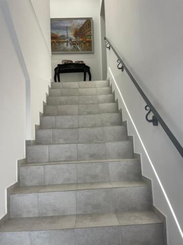 a staircase with concrete steps and a painting on the wall at Cichy Zaułek 5 i 6 in Brodnica