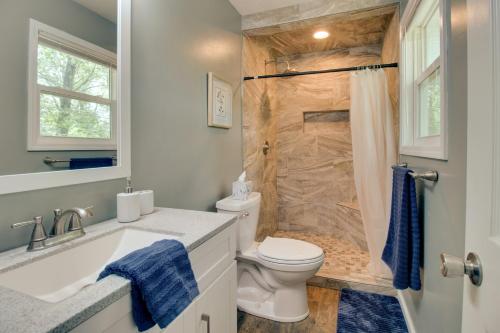 La salle de bains est pourvue d'un lavabo et d'une douche. dans l'établissement Mountain Home Vacation Rental with Fire Pit and Deck!, à Mountain Home