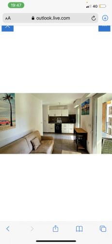 un salon avec un canapé et une table dans l'établissement Coin paisible, à Marseille