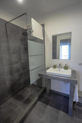 y baño con lavabo y ducha. en Centro Città Concept, en Bari