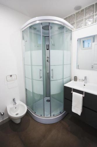 y baño con ducha acristalada y lavamanos. en Centro Città Concept, en Bari