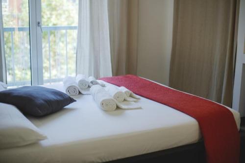 1 cama con toallas y ventana en Centro Città Concept en Bari