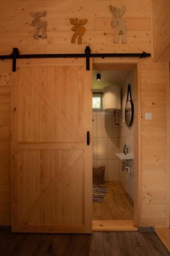 drzwi stodoły otwierają się na łazienkę w obiekcie Groszkówka 2 w mieście Narewka