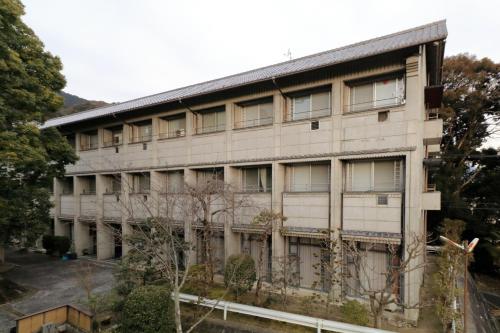 an old building with a lot of windows at Enmanin Sanmitsuden - Vacation STAY 40281v in Otsu