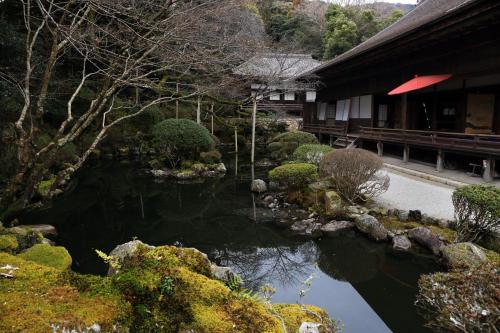 a garden with a pond in front of a building at Enmanin Sanmitsuden - Vacation STAY 39449v in Otsu