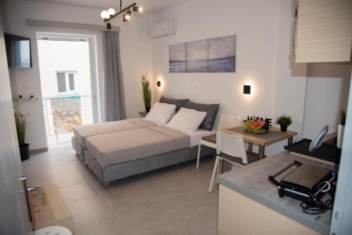SeaSTAR Beach Apartments في بلدة كوس: غرفة معيشة مع أريكة وطاولة