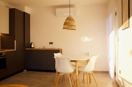 a kitchen and dining room with a table and chairs at LeNo in Umag