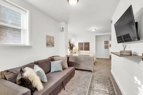 Μια τηλεόραση ή/και κέντρο ψυχαγωγίας στο Comfy 1br In East Germantown