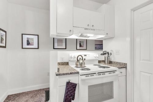 Η κουζίνα ή μικρή κουζίνα στο Comfy 1br In East Germantown
