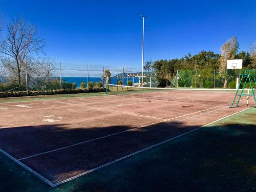 una pista de tenis con una red encima en La casina di Lola, en Case Fortullino