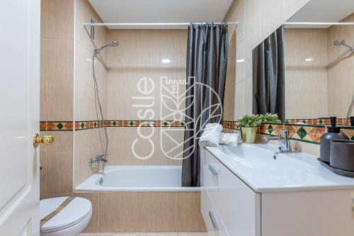 łazienka z wanną, umywalką i toaletą w obiekcie APARTAMENTO VACACIONAL A 10 MIN PUERTO DE BENALMADENA Y LA CARIHUELA PISCINA PLAYA PARKING GRATIS w mieście Torremolinos