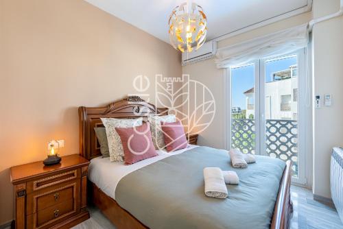 sypialnia z łóżkiem i dwoma ręcznikami na nim w obiekcie APARTAMENTO VACACIONAL A 10 MIN PUERTO DE BENALMADENA Y LA CARIHUELA PISCINA PLAYA PARKING GRATIS w mieście Torremolinos