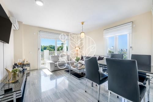 APARTAMENTO VACACIONAL A 10 MIN PUERTO DE BENALMADENA Y LA CARIHUELA PISCINA PLAYA PARKING GRATIS