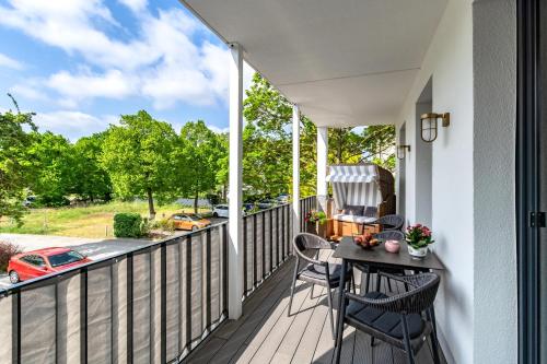 a patio with a table and chairs on a balcony at Ferienwohnung Sonnenschein im Ostseebad Sellin in Ostseebad Sellin