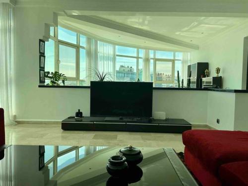 TV/Unterhaltungsangebot in der Unterkunft Exquisite Top Floor Apartment in the Bay of Tanger