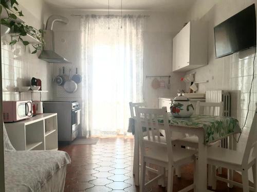 een keuken met een tafel en stoelen in een kamer bij Relax, tramonti, natura e mare. Autentica Maremma in Gavorrano