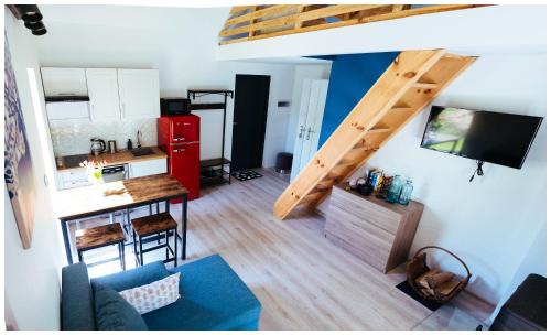 uma pequena cozinha e uma sala de estar com uma escada em Enklava em Szramowo