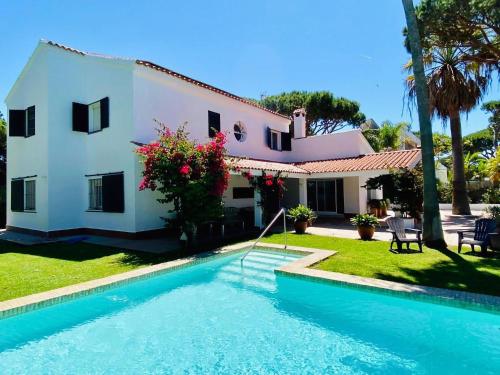 uma villa com piscina em frente a uma casa em Villa América Chalet Independiente con Piscina en Urbanización Roche Conil Cádiz Andalucía España em Roche