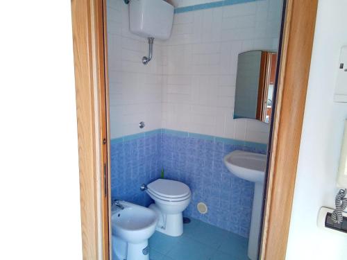 マッサ・ルブレンセにあるVilla Maryの青いタイル張りのバスルーム(トイレ、シンク付)