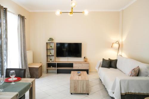 een woonkamer met een bank en een tv bij Stefanos apartment in Nafplio