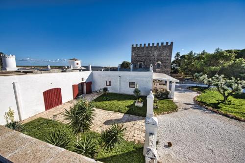 una vista aérea de un edificio con una torre en Masseria Rescio en Avetrana