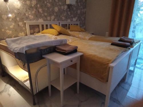 ブワディスワボボにあるRelaxのベッドルーム1室(大型ベッド1台、テーブル2台付)