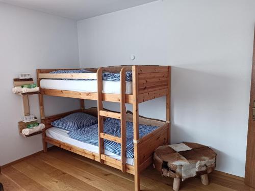 Cette chambre dispose de lits superposés et de 2 lits superposés. dans l'établissement Kuhstall Appartement, à Weiler