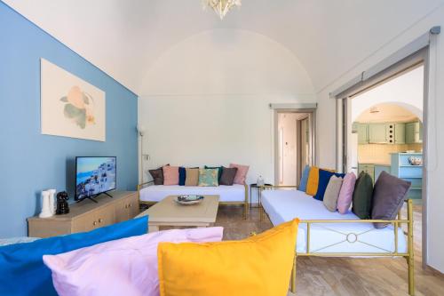 sala de estar con sofá y TV en Aerno Home & Azul Ηοme - Ahilli Slow Living, en Kamari