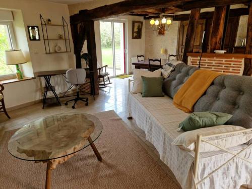 - un salon avec un canapé et une table dans l'établissement Le P'tit Beine, à Mont-près-Chambord