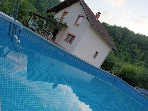 نيا في بيهاتش: منزل ومسبح ملحق بالمنزل