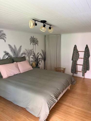une chambre avec un grand lit dans une pièce dans l'établissement Appartement Centre ville Menton, à Menton